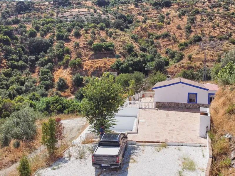 Rustic land of 63,500 m2 located in the municipality of Guaro. Partially occupied by approximately 300 olive trees, it is suitable for planting fruit trees such as almonds, aloe vera, citrus, etc.