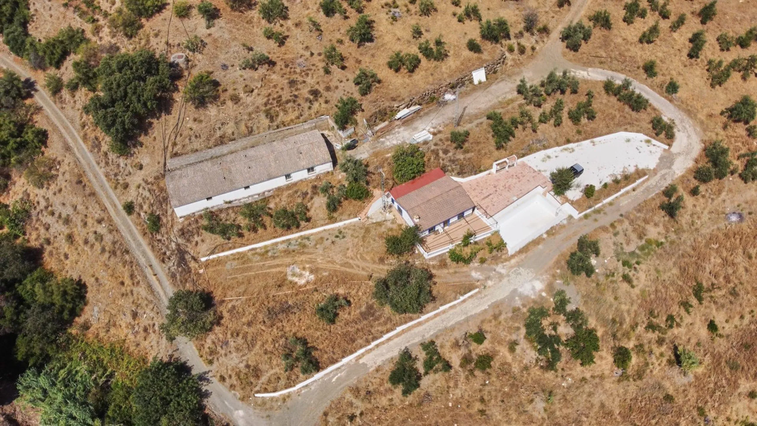 Rustic land of 63,500 m2 located in the municipality of Guaro. Partially occupied by approximately 300 olive trees, it is suitable for planting fruit trees such as almonds, aloe vera, citrus, etc.