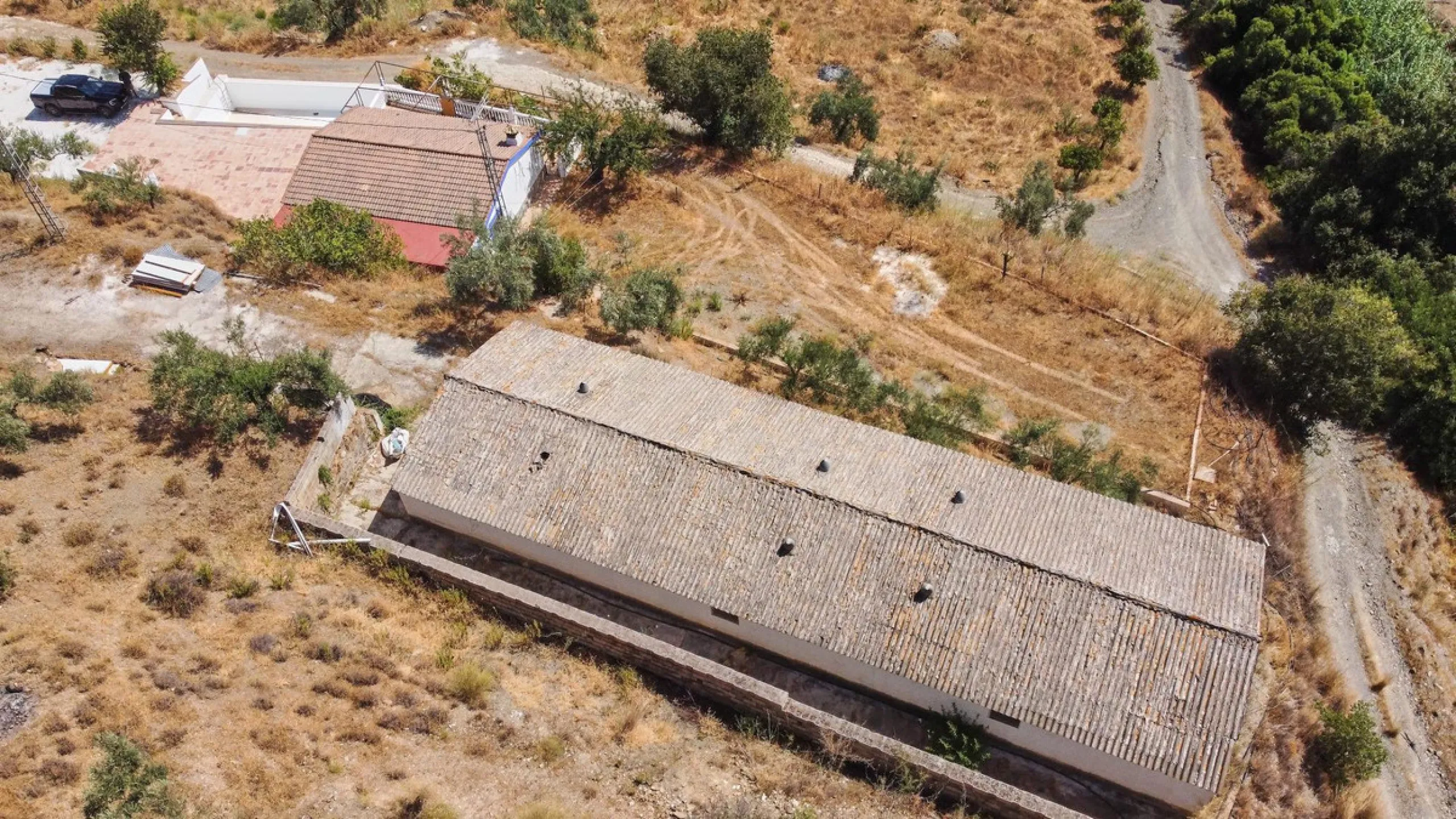 Rustic land of 63,500 m2 located in the municipality of Guaro. Partially occupied by approximately 300 olive trees, it is suitable for planting fruit trees such as almonds, aloe vera, citrus, etc.
