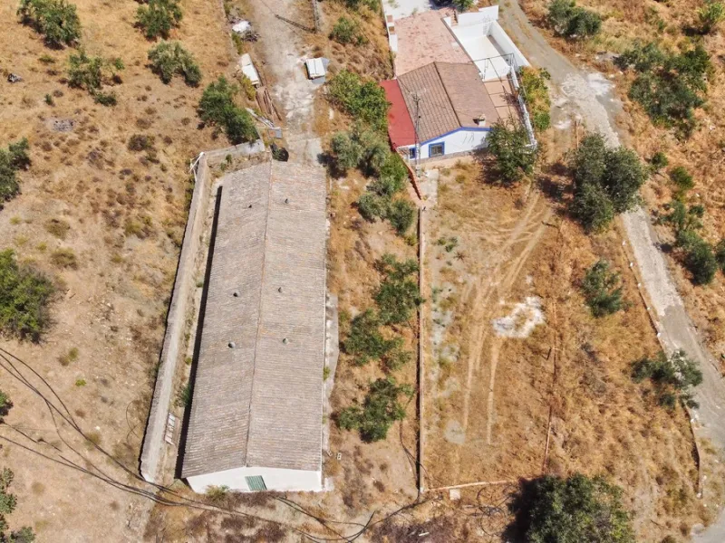 Rustic land of 63,500 m2 located in the municipality of Guaro. Partially occupied by approximately 300 olive trees, it is suitable for planting fruit trees such as almonds, aloe vera, citrus, etc.