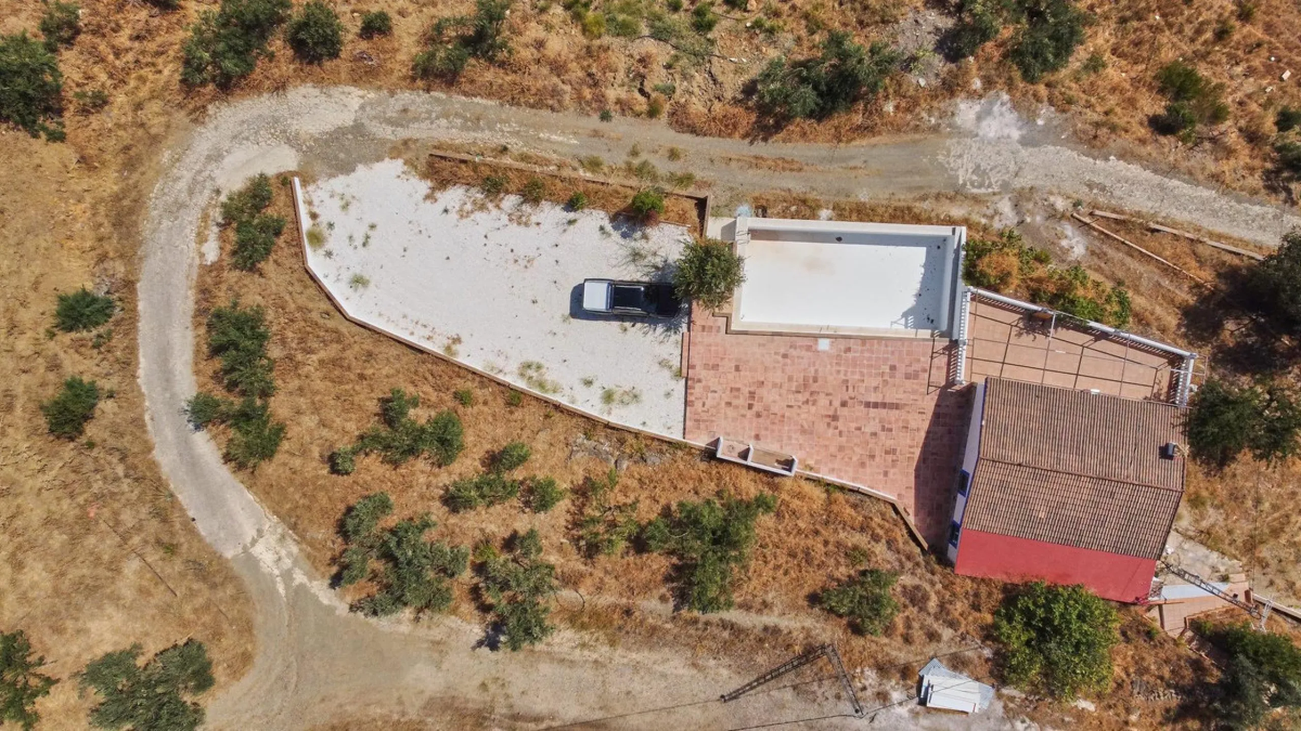 Rustic land of 63,500 m2 located in the municipality of Guaro. Partially occupied by approximately 300 olive trees, it is suitable for planting fruit trees such as almonds, aloe vera, citrus, etc.