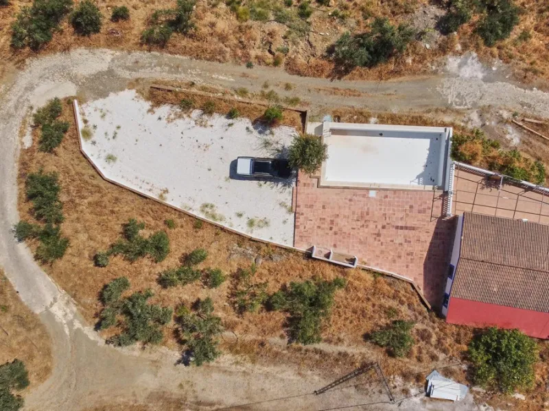 Rustic land of 63,500 m2 located in the municipality of Guaro. Partially occupied by approximately 300 olive trees, it is suitable for planting fruit trees such as almonds, aloe vera, citrus, etc.