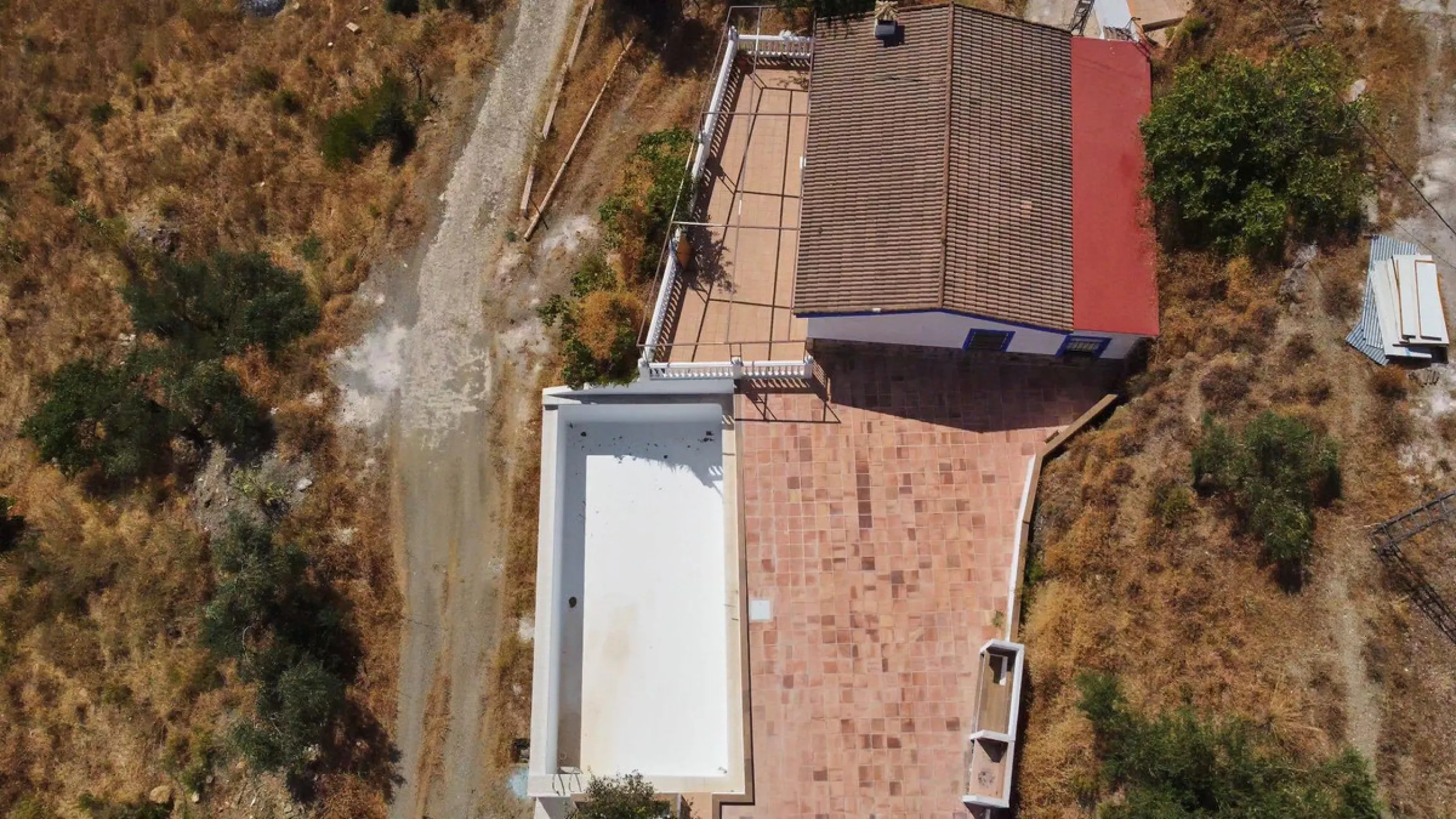 Rustic land of 63,500 m2 located in the municipality of Guaro. Partially occupied by approximately 300 olive trees, it is suitable for planting fruit trees such as almonds, aloe vera, citrus, etc.