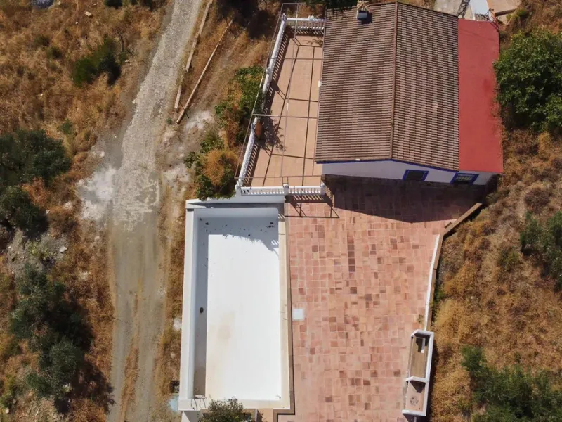 Rustic land of 63,500 m2 located in the municipality of Guaro. Partially occupied by approximately 300 olive trees, it is suitable for planting fruit trees such as almonds, aloe vera, citrus, etc.