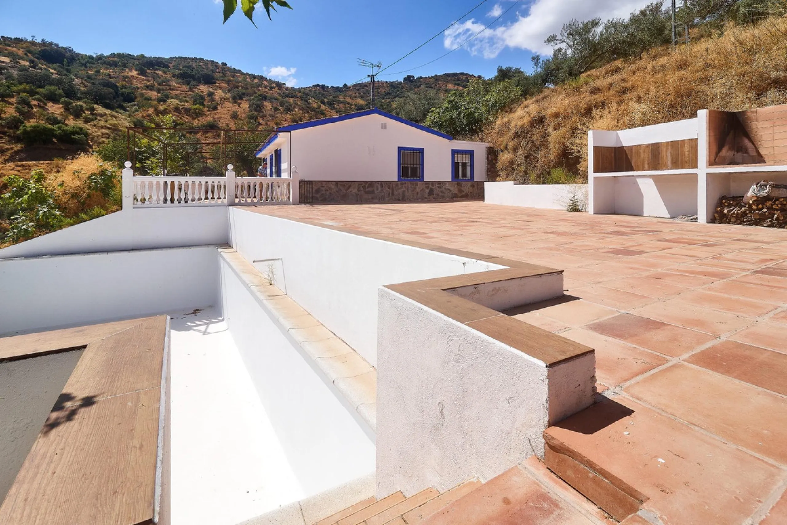 Rustic land of 63,500 m2 located in the municipality of Guaro. Partially occupied by approximately 300 olive trees, it is suitable for planting fruit trees such as almonds, aloe vera, citrus, etc.