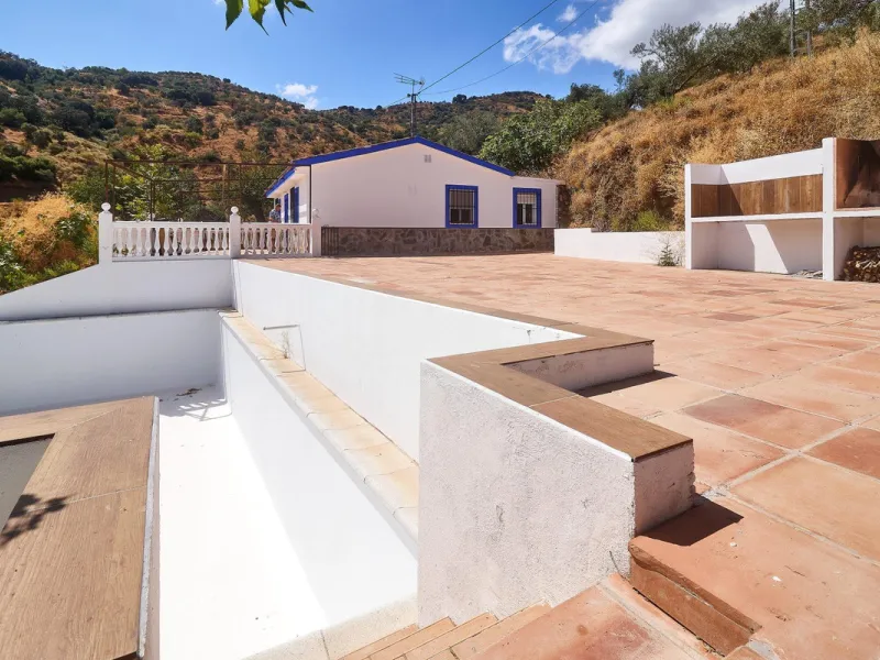 Rustic land of 63,500 m2 located in the municipality of Guaro. Partially occupied by approximately 300 olive trees, it is suitable for planting fruit trees such as almonds, aloe vera, citrus, etc.