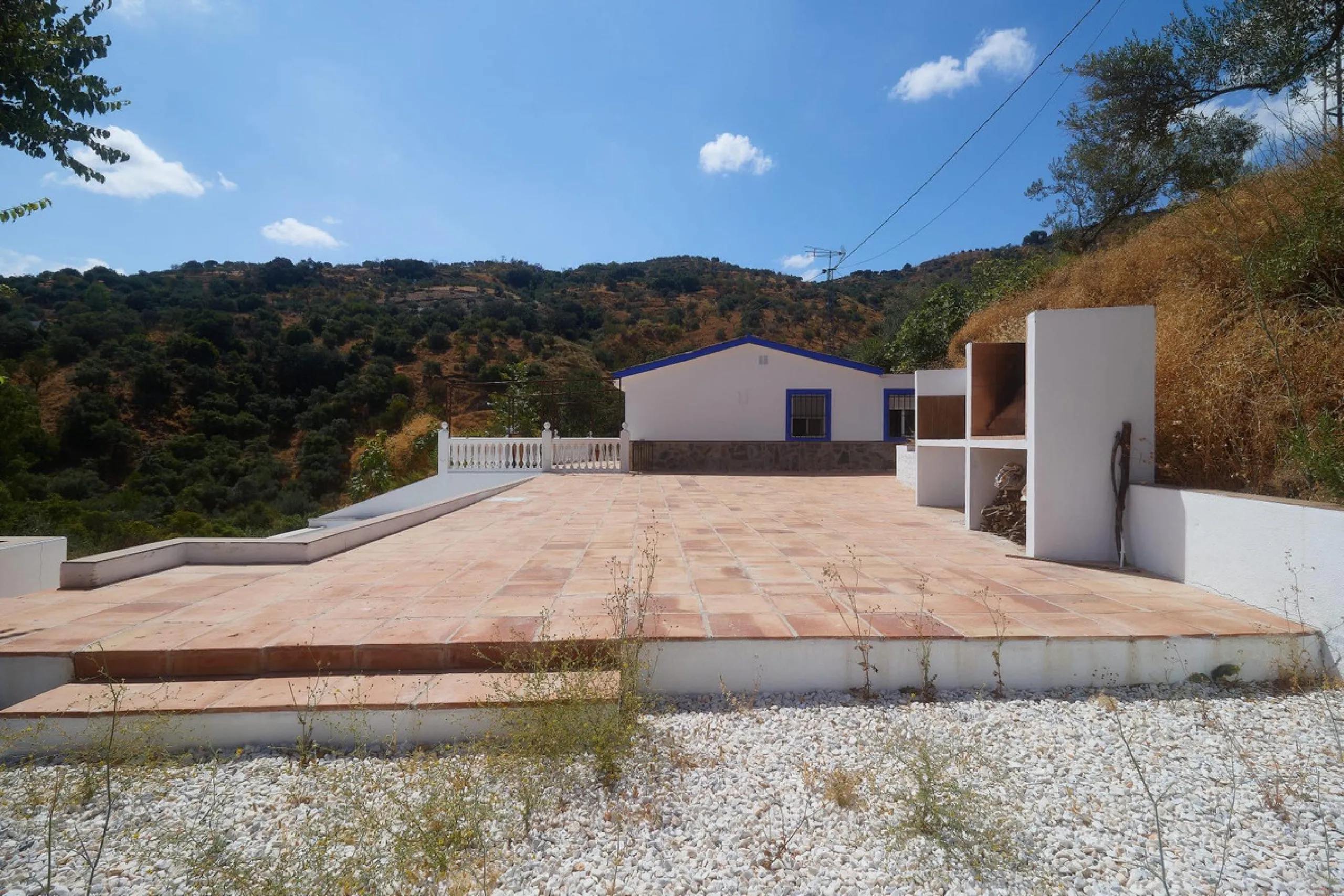 Rustic land of 63,500 m2 located in the municipality of Guaro. Partially occupied by approximately 300 olive trees, it is suitable for planting fruit trees such as almonds, aloe vera, citrus, etc.
