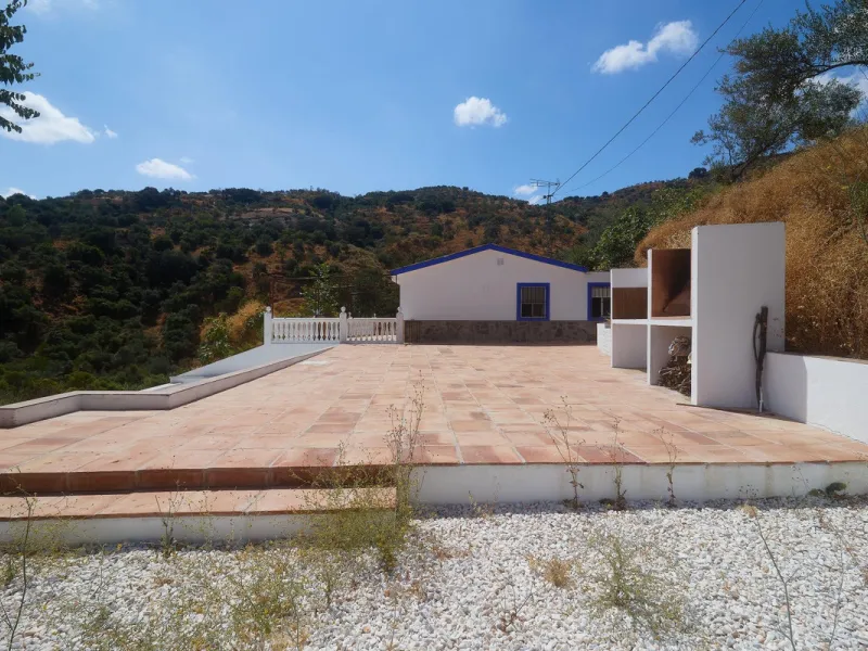 Rustic land of 63,500 m2 located in the municipality of Guaro. Partially occupied by approximately 300 olive trees, it is suitable for planting fruit trees such as almonds, aloe vera, citrus, etc.