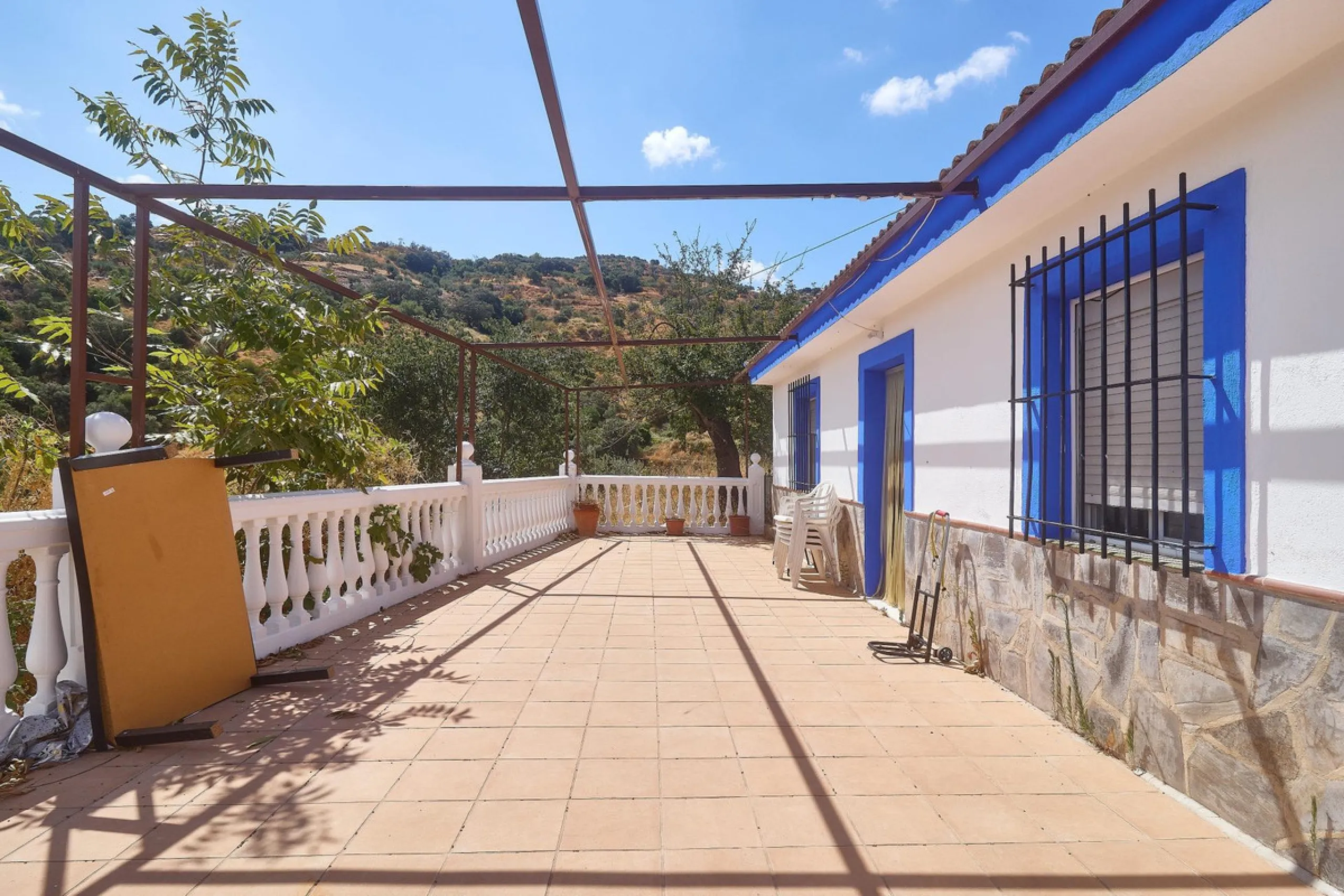 Rustic land of 63,500 m2 located in the municipality of Guaro. Partially occupied by approximately 300 olive trees, it is suitable for planting fruit trees such as almonds, aloe vera, citrus, etc.