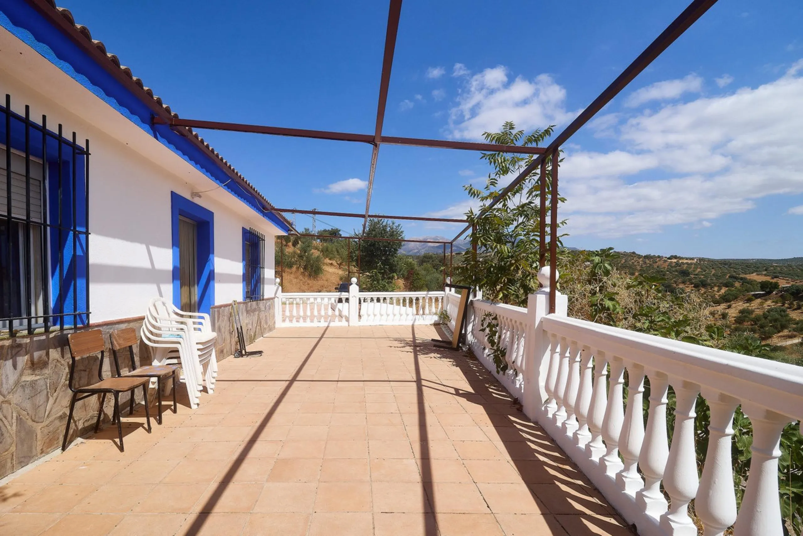 Rustic land of 63,500 m2 located in the municipality of Guaro. Partially occupied by approximately 300 olive trees, it is suitable for planting fruit trees such as almonds, aloe vera, citrus, etc.