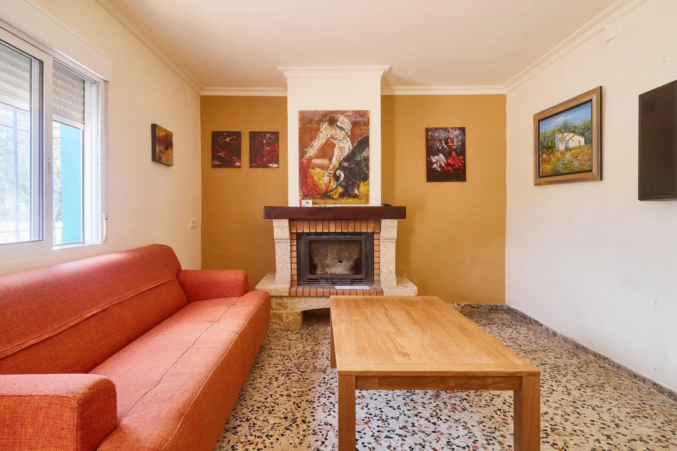 Rustic land of 63,500 m2 located in the municipality of Guaro. Partially occupied by approximately 300 olive trees, it is suitable for planting fruit trees such as almonds, aloe vera, citrus, etc.