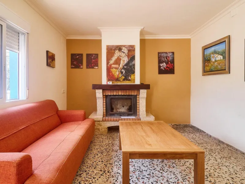 Rustic land of 63,500 m2 located in the municipality of Guaro. Partially occupied by approximately 300 olive trees, it is suitable for planting fruit trees such as almonds, aloe vera, citrus, etc.