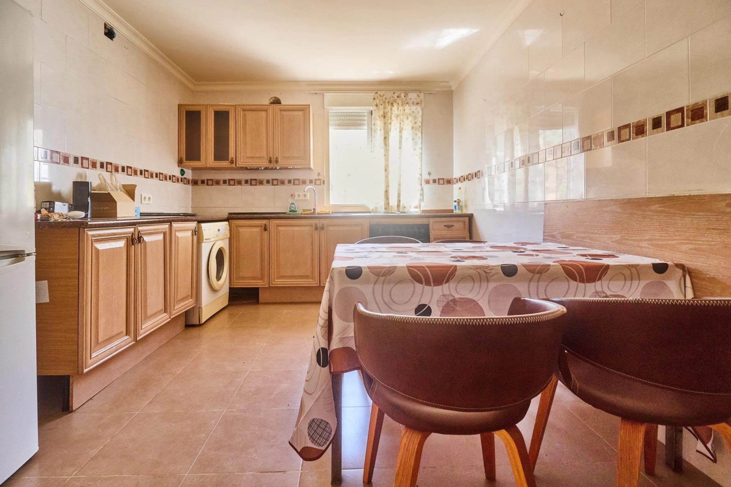 Rustic land of 63,500 m2 located in the municipality of Guaro. Partially occupied by approximately 300 olive trees, it is suitable for planting fruit trees such as almonds, aloe vera, citrus, etc.