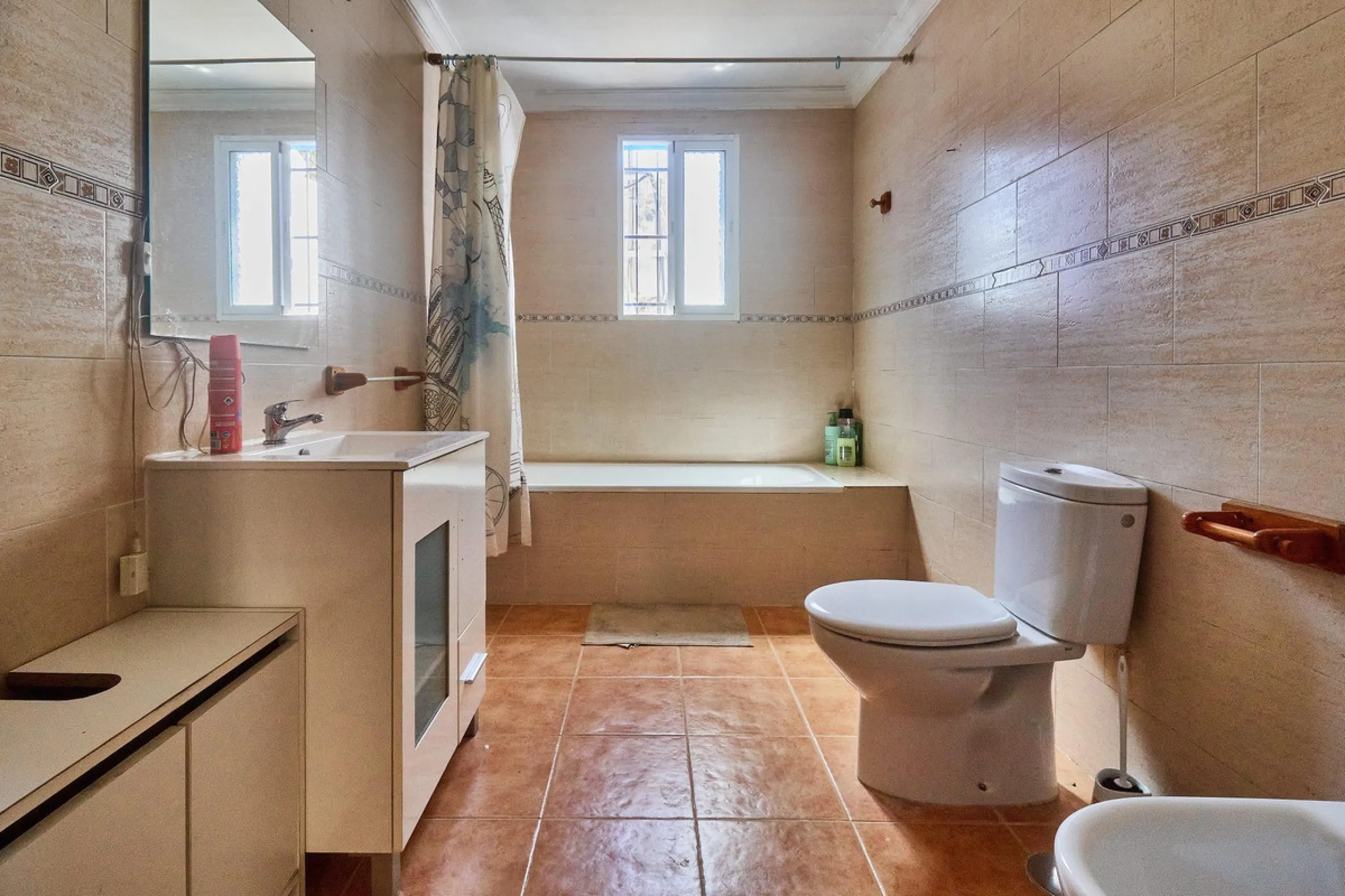 Rustic land of 63,500 m2 located in the municipality of Guaro. Partially occupied by approximately 300 olive trees, it is suitable for planting fruit trees such as almonds, aloe vera, citrus, etc.