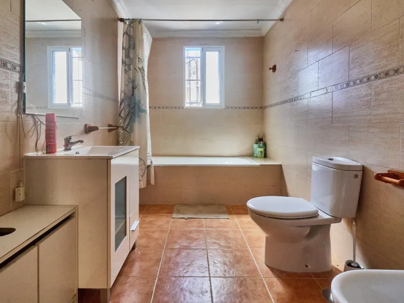 Rustic land of 63,500 m2 located in the municipality of Guaro. Partially occupied by approximately 300 olive trees, it is suitable for planting fruit trees such as almonds, aloe vera, citrus, etc.