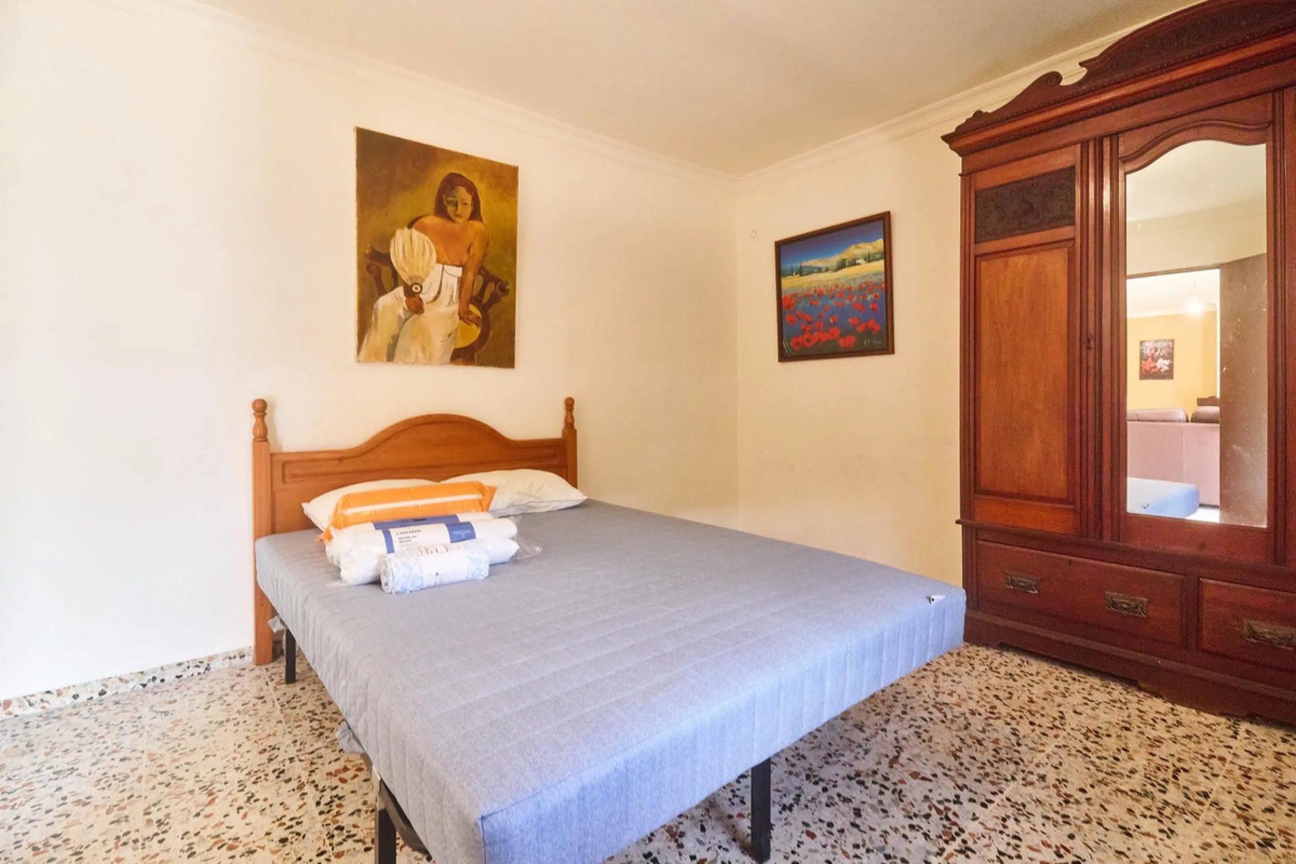 Rustic land of 63,500 m2 located in the municipality of Guaro. Partially occupied by approximately 300 olive trees, it is suitable for planting fruit trees such as almonds, aloe vera, citrus, etc.