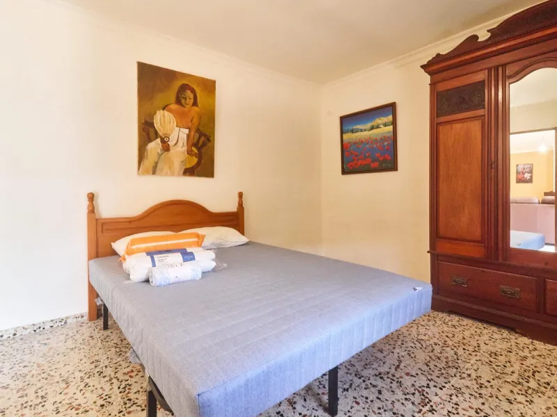 Rustic land of 63,500 m2 located in the municipality of Guaro. Partially occupied by approximately 300 olive trees, it is suitable for planting fruit trees such as almonds, aloe vera, citrus, etc.