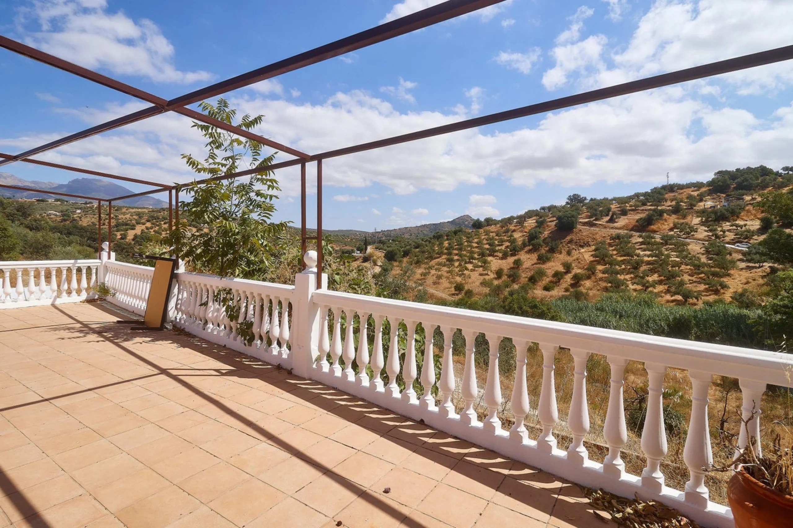 Rustic land of 63,500 m2 located in the municipality of Guaro. Partially occupied by approximately 300 olive trees, it is suitable for planting fruit trees such as almonds, aloe vera, citrus, etc.