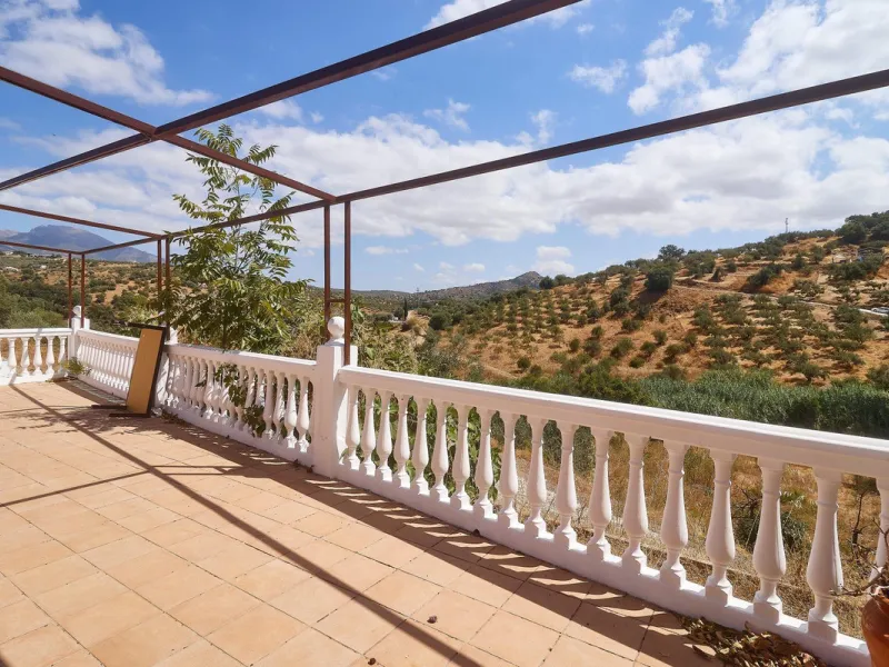 Rustic land of 63,500 m2 located in the municipality of Guaro. Partially occupied by approximately 300 olive trees, it is suitable for planting fruit trees such as almonds, aloe vera, citrus, etc.