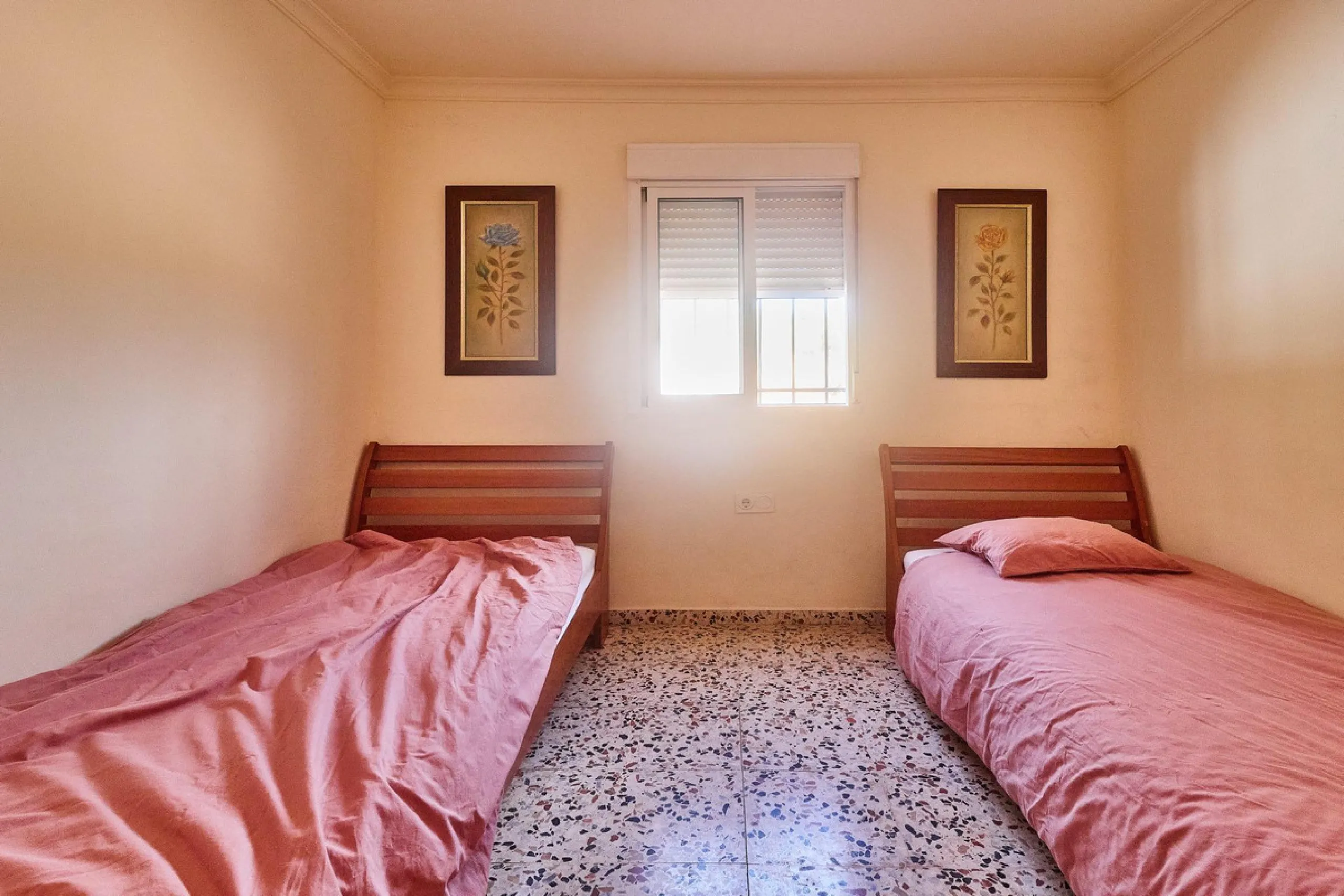 Rustic land of 63,500 m2 located in the municipality of Guaro. Partially occupied by approximately 300 olive trees, it is suitable for planting fruit trees such as almonds, aloe vera, citrus, etc.