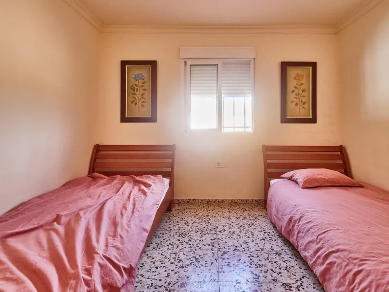 Rustic land of 63,500 m2 located in the municipality of Guaro. Partially occupied by approximately 300 olive trees, it is suitable for planting fruit trees such as almonds, aloe vera, citrus, etc.