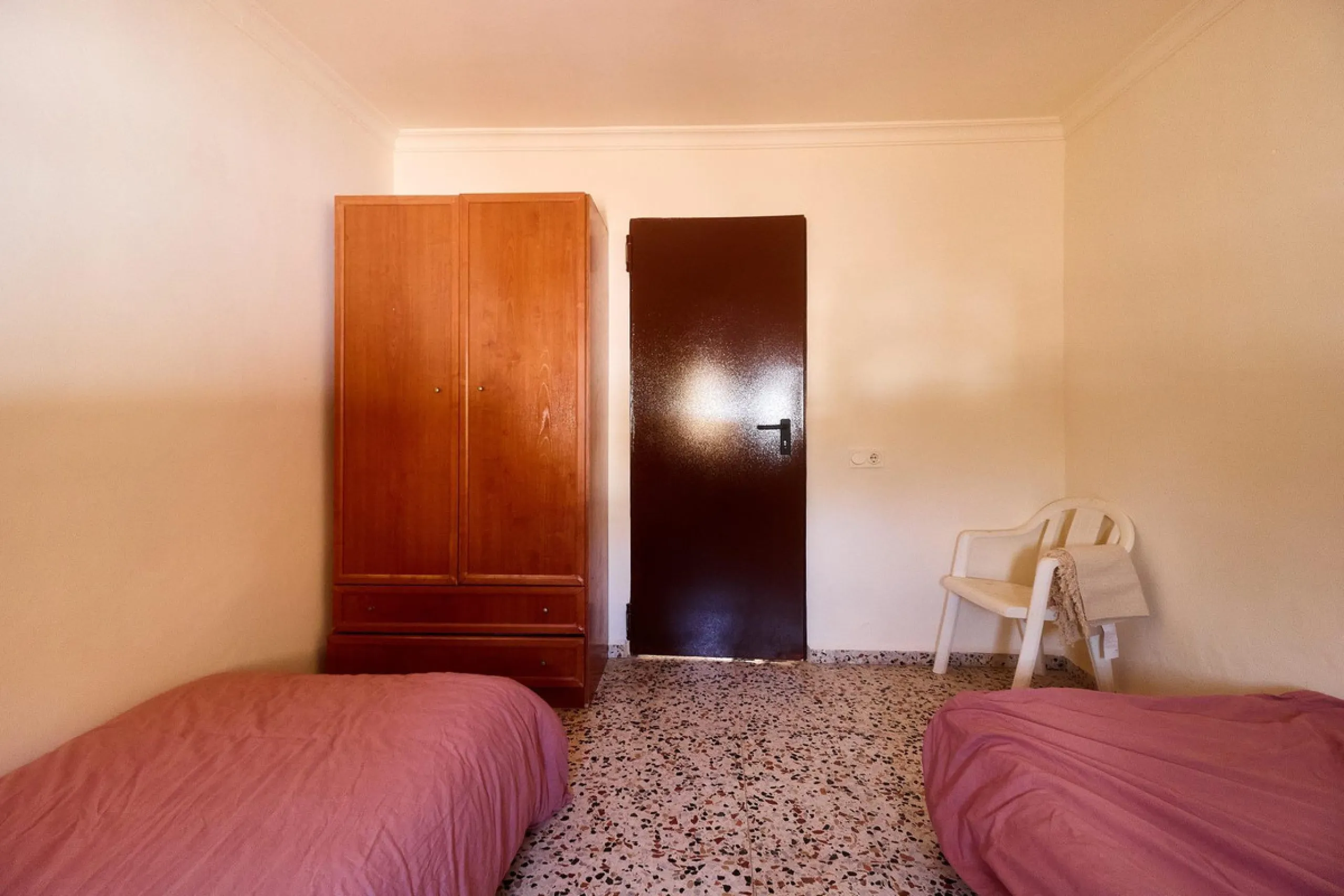 Rustic land of 63,500 m2 located in the municipality of Guaro. Partially occupied by approximately 300 olive trees, it is suitable for planting fruit trees such as almonds, aloe vera, citrus, etc.