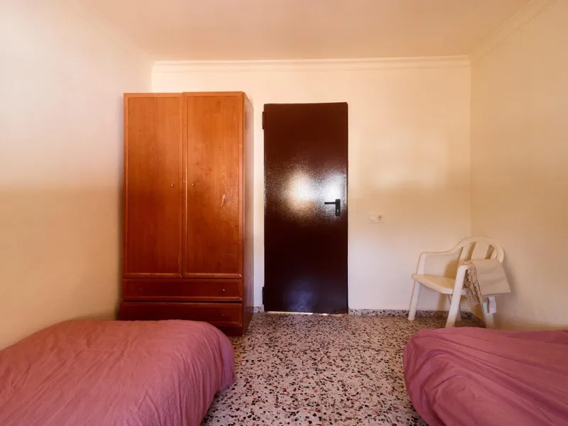Rustic land of 63,500 m2 located in the municipality of Guaro. Partially occupied by approximately 300 olive trees, it is suitable for planting fruit trees such as almonds, aloe vera, citrus, etc.