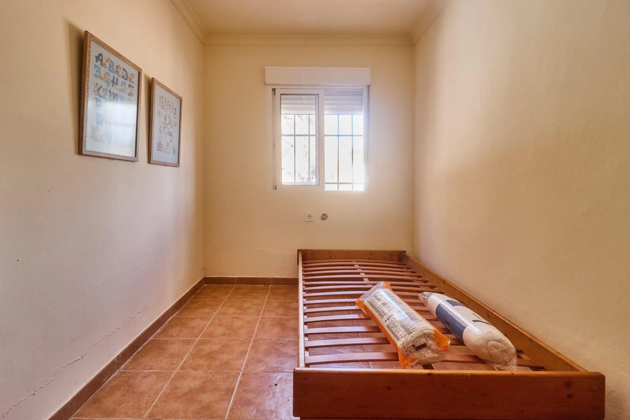 Rustic land of 63,500 m2 located in the municipality of Guaro. Partially occupied by approximately 300 olive trees, it is suitable for planting fruit trees such as almonds, aloe vera, citrus, etc.
