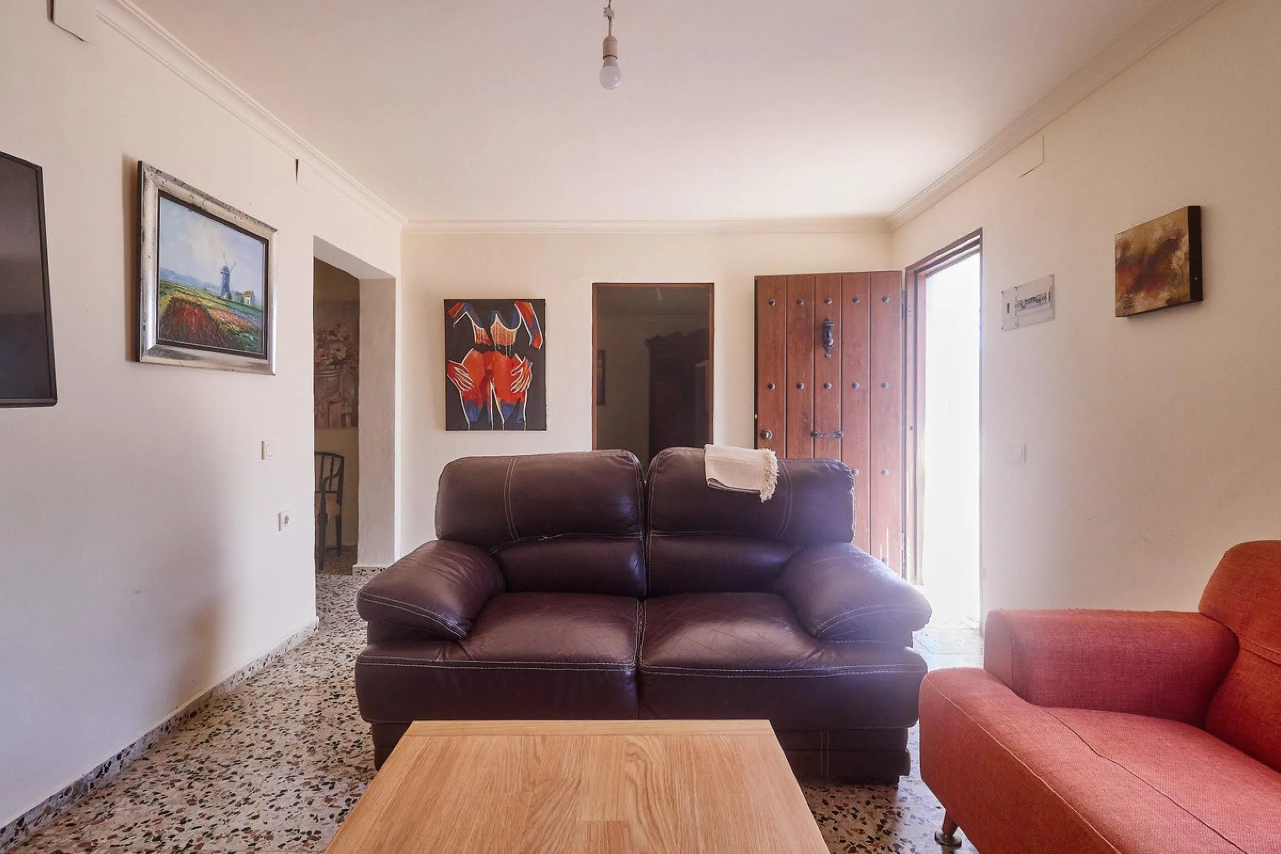 Rustic land of 63,500 m2 located in the municipality of Guaro. Partially occupied by approximately 300 olive trees, it is suitable for planting fruit trees such as almonds, aloe vera, citrus, etc.