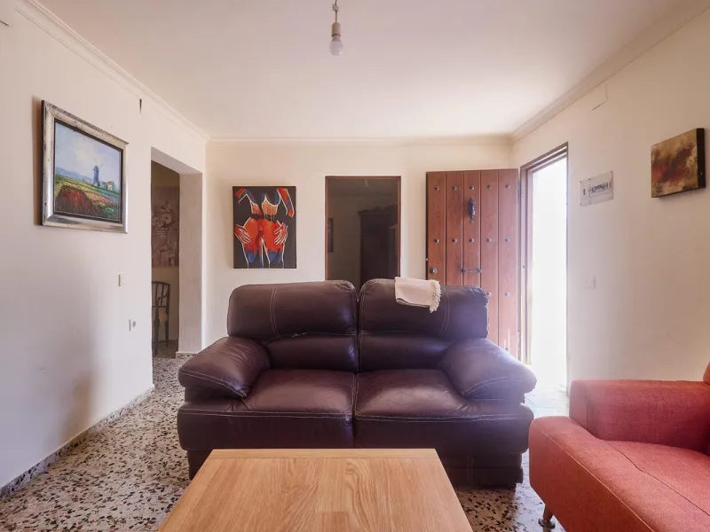 Rustic land of 63,500 m2 located in the municipality of Guaro. Partially occupied by approximately 300 olive trees, it is suitable for planting fruit trees such as almonds, aloe vera, citrus, etc.