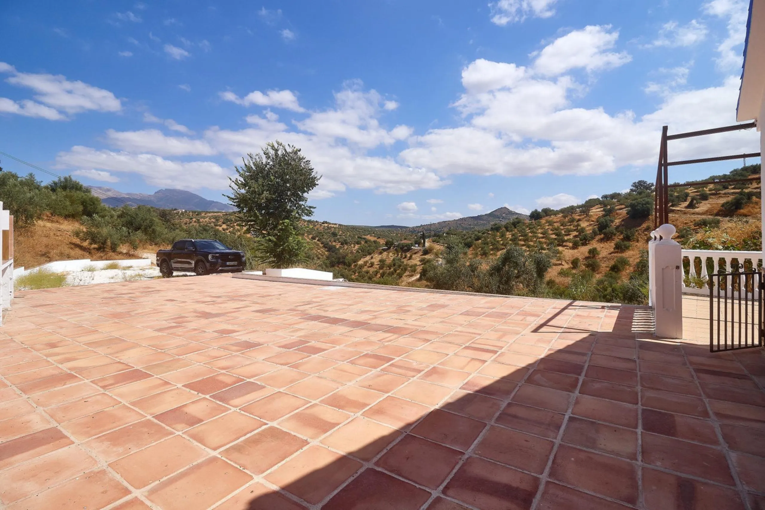 Rustic land of 63,500 m2 located in the municipality of Guaro. Partially occupied by approximately 300 olive trees, it is suitable for planting fruit trees such as almonds, aloe vera, citrus, etc.
