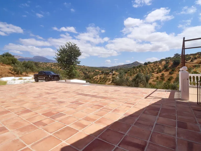Rustic land of 63,500 m2 located in the municipality of Guaro. Partially occupied by approximately 300 olive trees, it is suitable for planting fruit trees such as almonds, aloe vera, citrus, etc.
