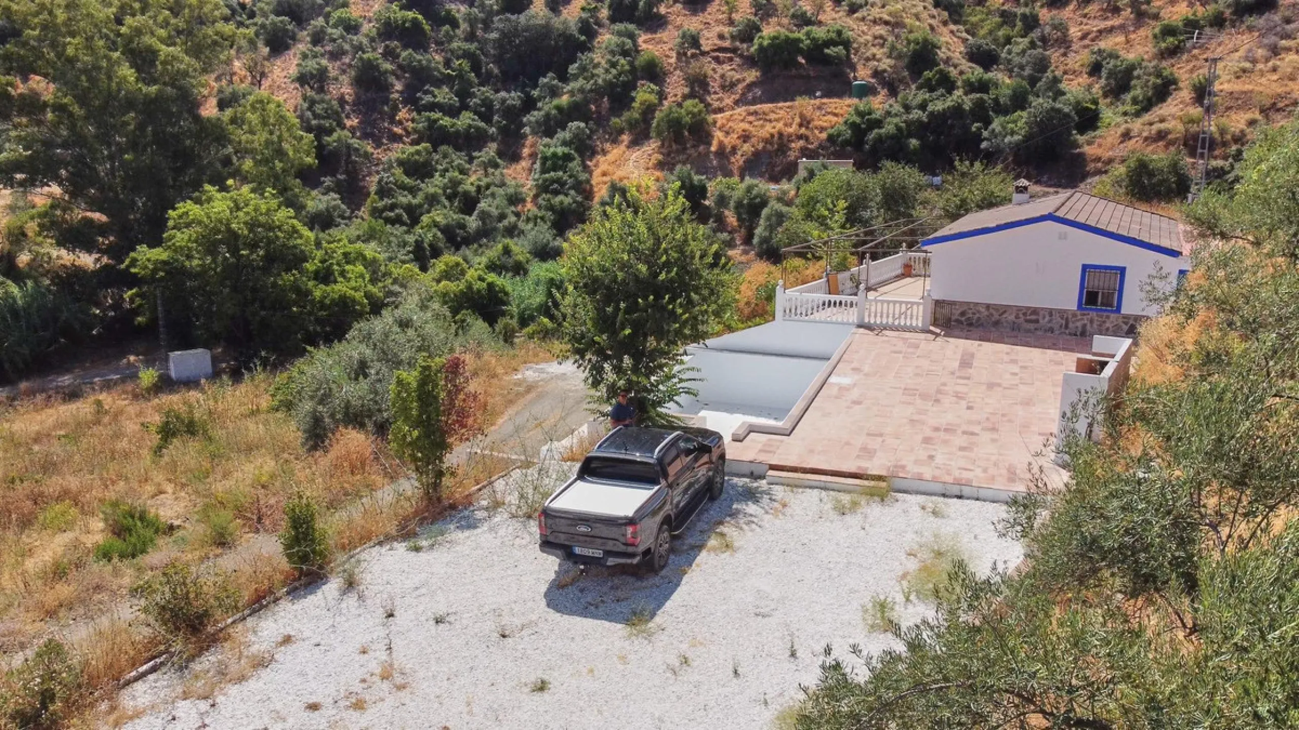 Rustic land of 63,500 m2 located in the municipality of Guaro. Partially occupied by approximately 300 olive trees, it is suitable for planting fruit trees such as almonds, aloe vera, citrus, etc.