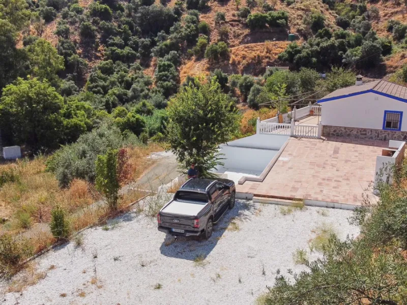 Rustic land of 63,500 m2 located in the municipality of Guaro. Partially occupied by approximately 300 olive trees, it is suitable for planting fruit trees such as almonds, aloe vera, citrus, etc.