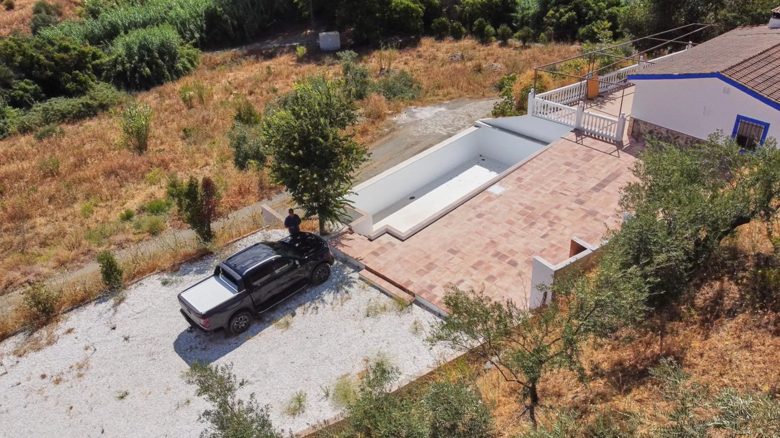 Rustic land of 63,500 m2 located in the municipality of Guaro. Partially occupied by approximately 300 olive trees, it is suitable for planting fruit trees such as almonds, aloe vera, citrus, etc.