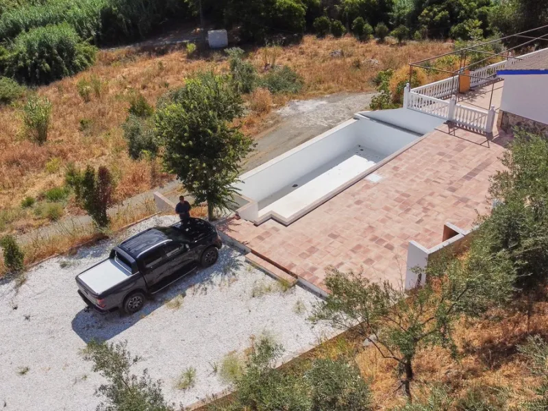 Rustic land of 63,500 m2 located in the municipality of Guaro. Partially occupied by approximately 300 olive trees, it is suitable for planting fruit trees such as almonds, aloe vera, citrus, etc.