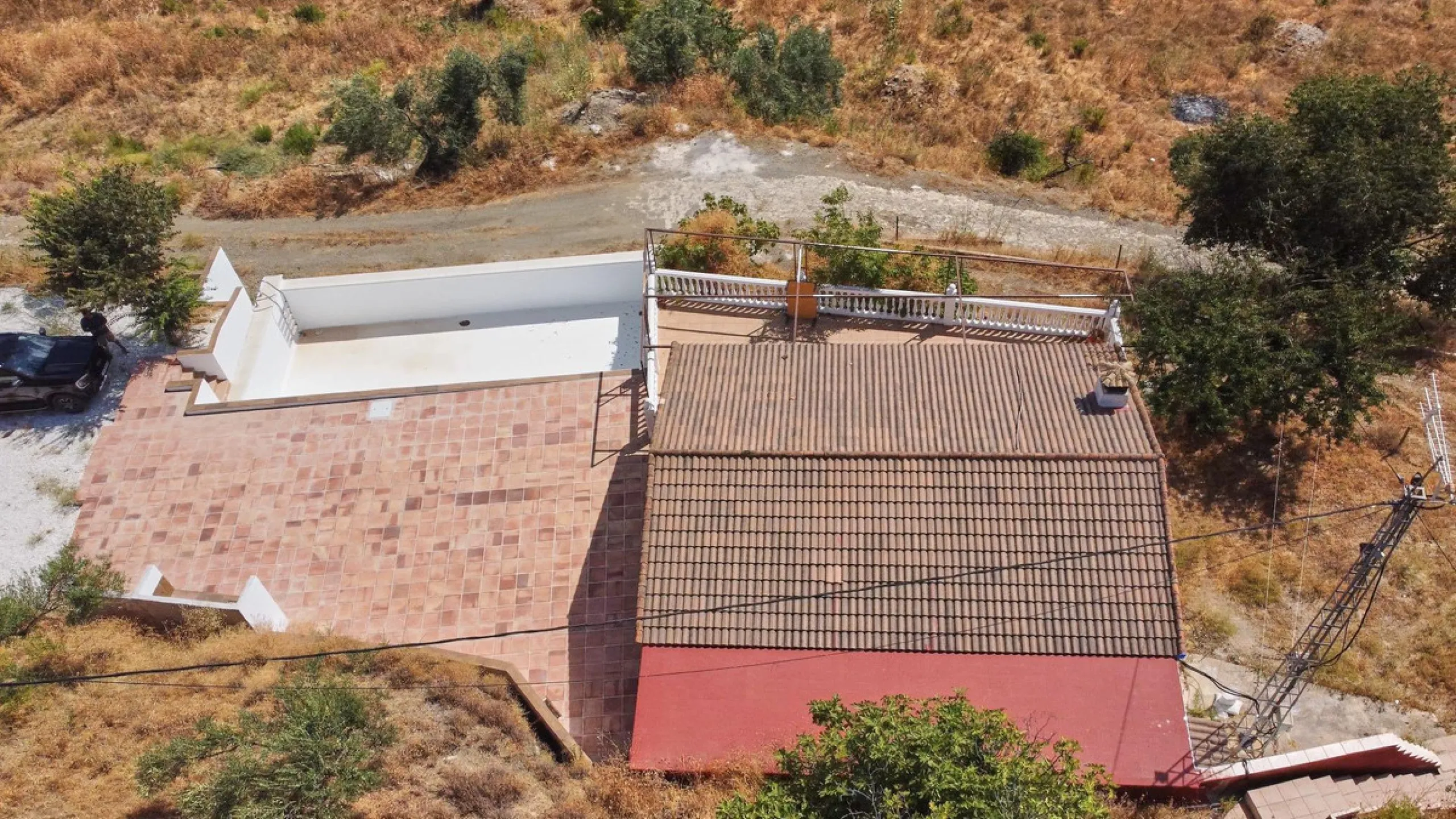 Rustic land of 63,500 m2 located in the municipality of Guaro. Partially occupied by approximately 300 olive trees, it is suitable for planting fruit trees such as almonds, aloe vera, citrus, etc.