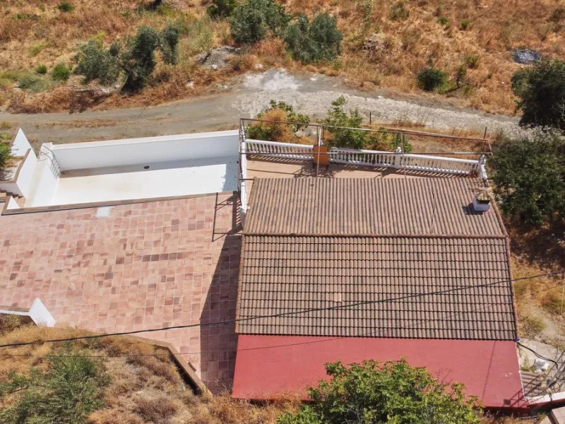 Rustic land of 63,500 m2 located in the municipality of Guaro. Partially occupied by approximately 300 olive trees, it is suitable for planting fruit trees such as almonds, aloe vera, citrus, etc.