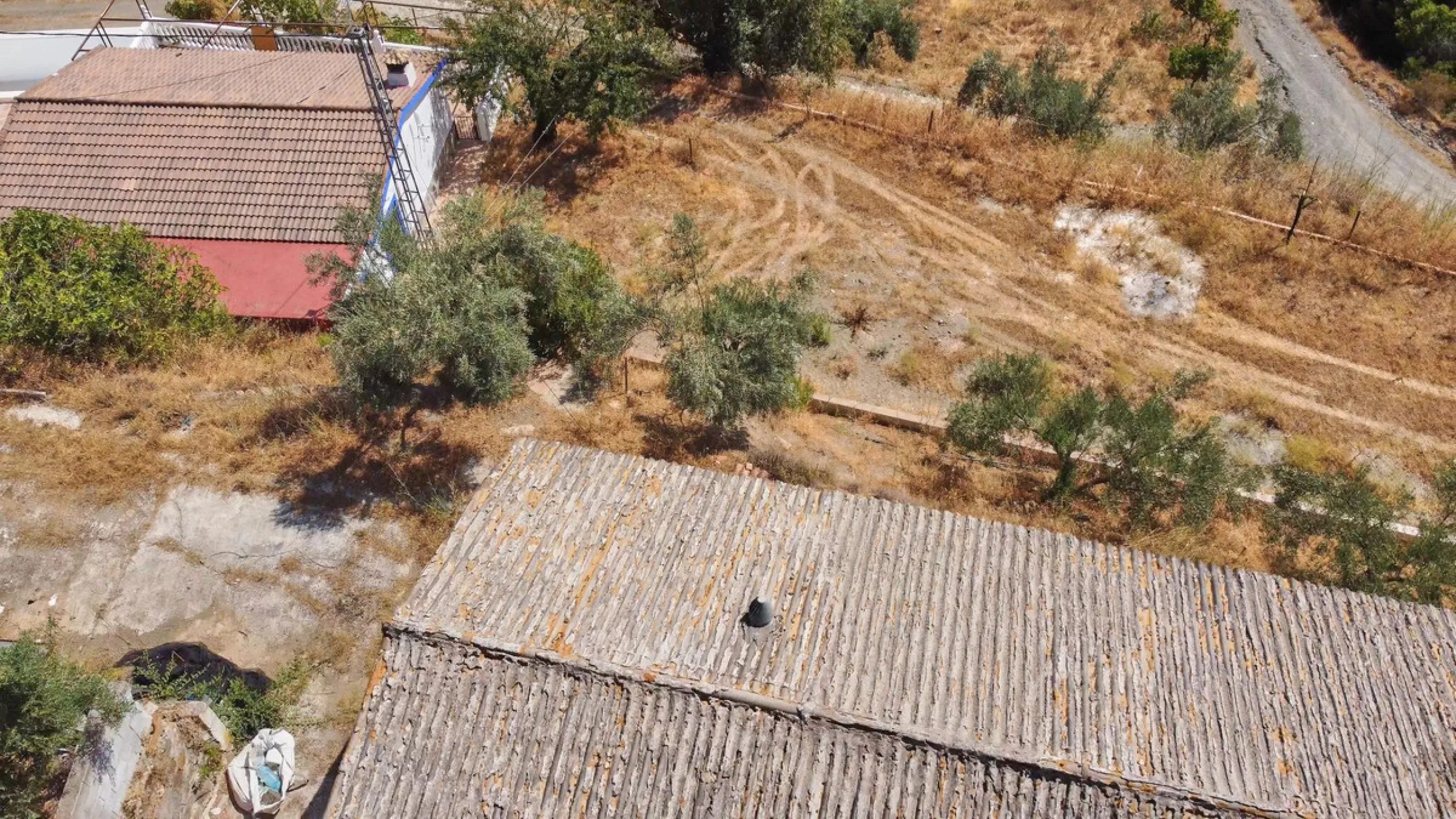 Rustic land of 63,500 m2 located in the municipality of Guaro. Partially occupied by approximately 300 olive trees, it is suitable for planting fruit trees such as almonds, aloe vera, citrus, etc.