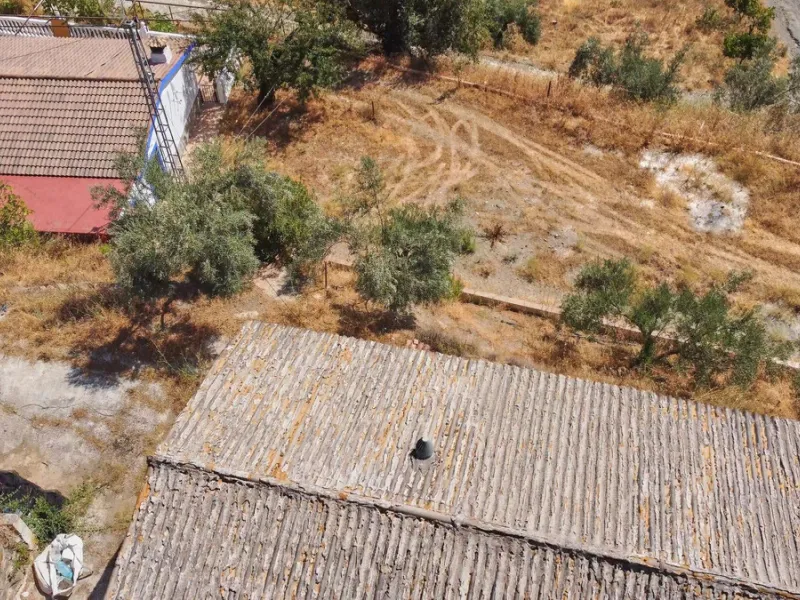Rustic land of 63,500 m2 located in the municipality of Guaro. Partially occupied by approximately 300 olive trees, it is suitable for planting fruit trees such as almonds, aloe vera, citrus, etc.