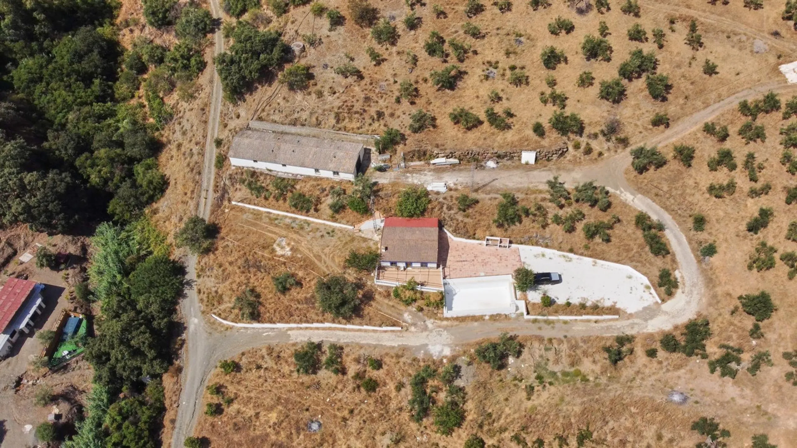 Rustic land of 63,500 m2 located in the municipality of Guaro. Partially occupied by approximately 300 olive trees, it is suitable for planting fruit trees such as almonds, aloe vera, citrus, etc.