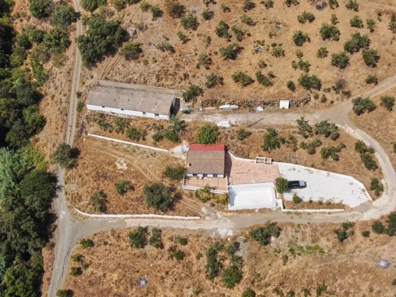 Rustic land of 63,500 m2 located in the municipality of Guaro. Partially occupied by approximately 300 olive trees, it is suitable for planting fruit trees such as almonds, aloe vera, citrus, etc.