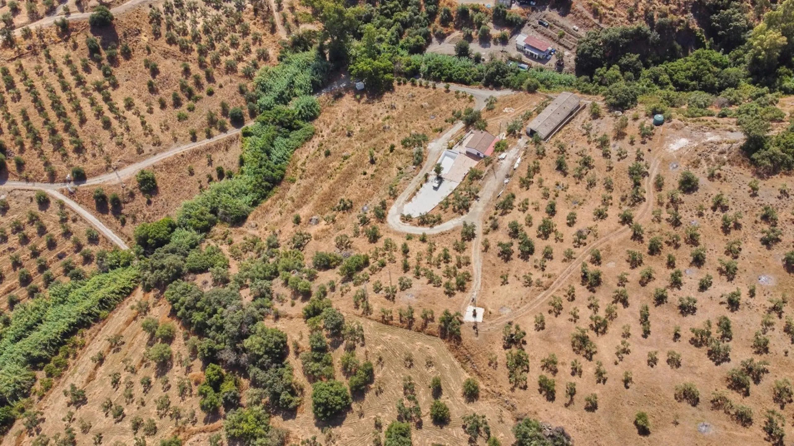 Rustic land of 63,500 m2 located in the municipality of Guaro. Partially occupied by approximately 300 olive trees, it is suitable for planting fruit trees such as almonds, aloe vera, citrus, etc.