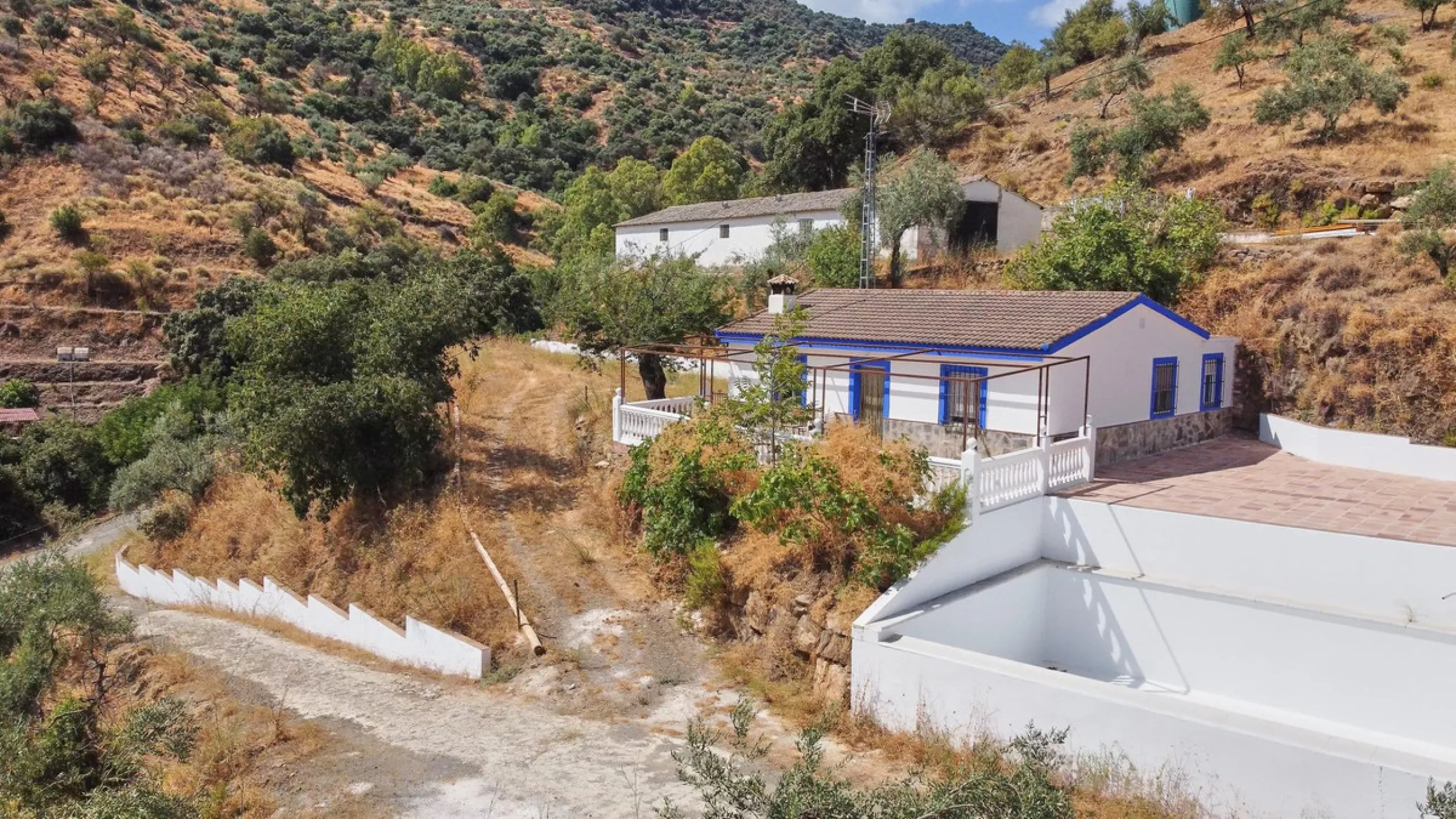 Rustic land of 63,500 m2 located in the municipality of Guaro. Partially occupied by approximately 300 olive trees, it is suitable for planting fruit trees such as almonds, aloe vera, citrus, etc.
