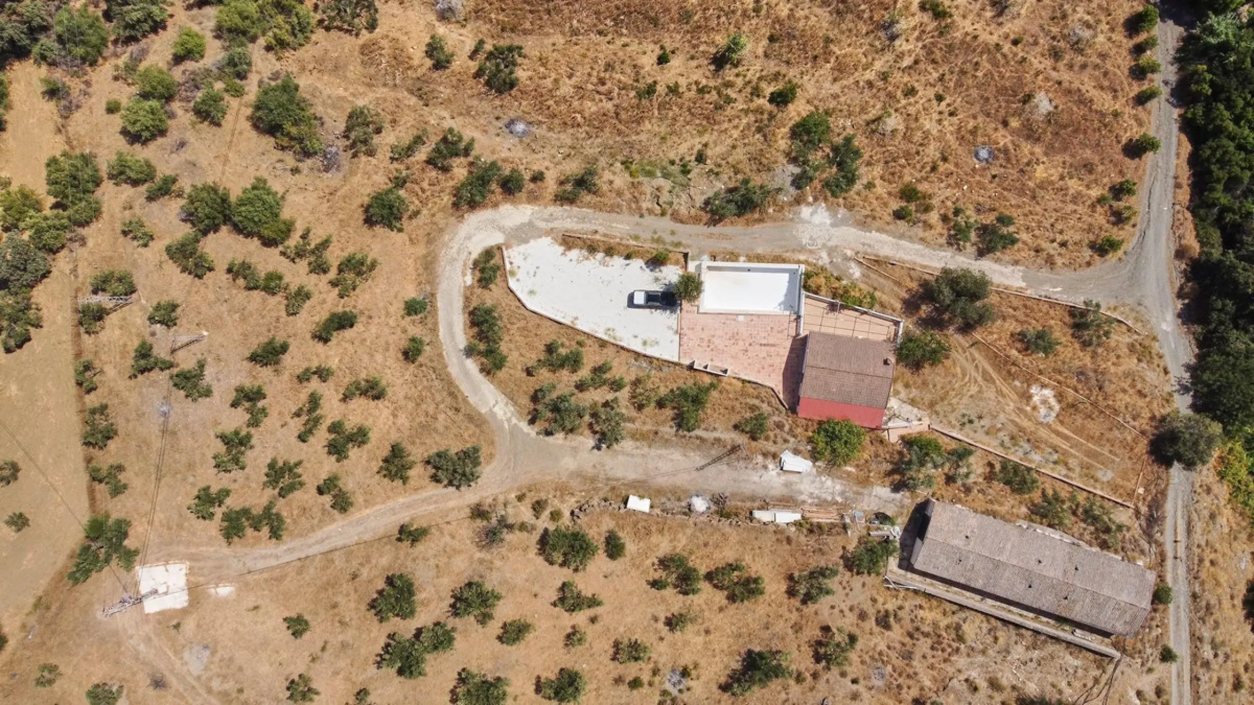 Rustic land of 63,500 m2 located in the municipality of Guaro. Partially occupied by approximately 300 olive trees, it is suitable for planting fruit trees such as almonds, aloe vera, citrus, etc.
