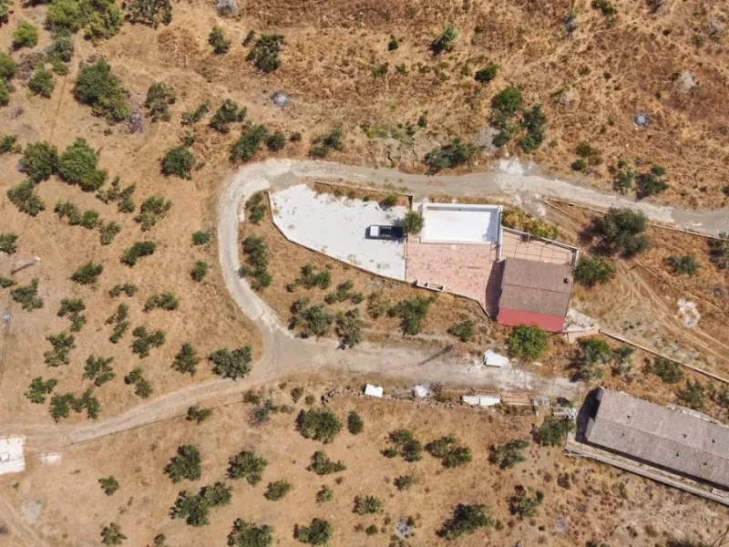 Rustic land of 63,500 m2 located in the municipality of Guaro. Partially occupied by approximately 300 olive trees, it is suitable for planting fruit trees such as almonds, aloe vera, citrus, etc.