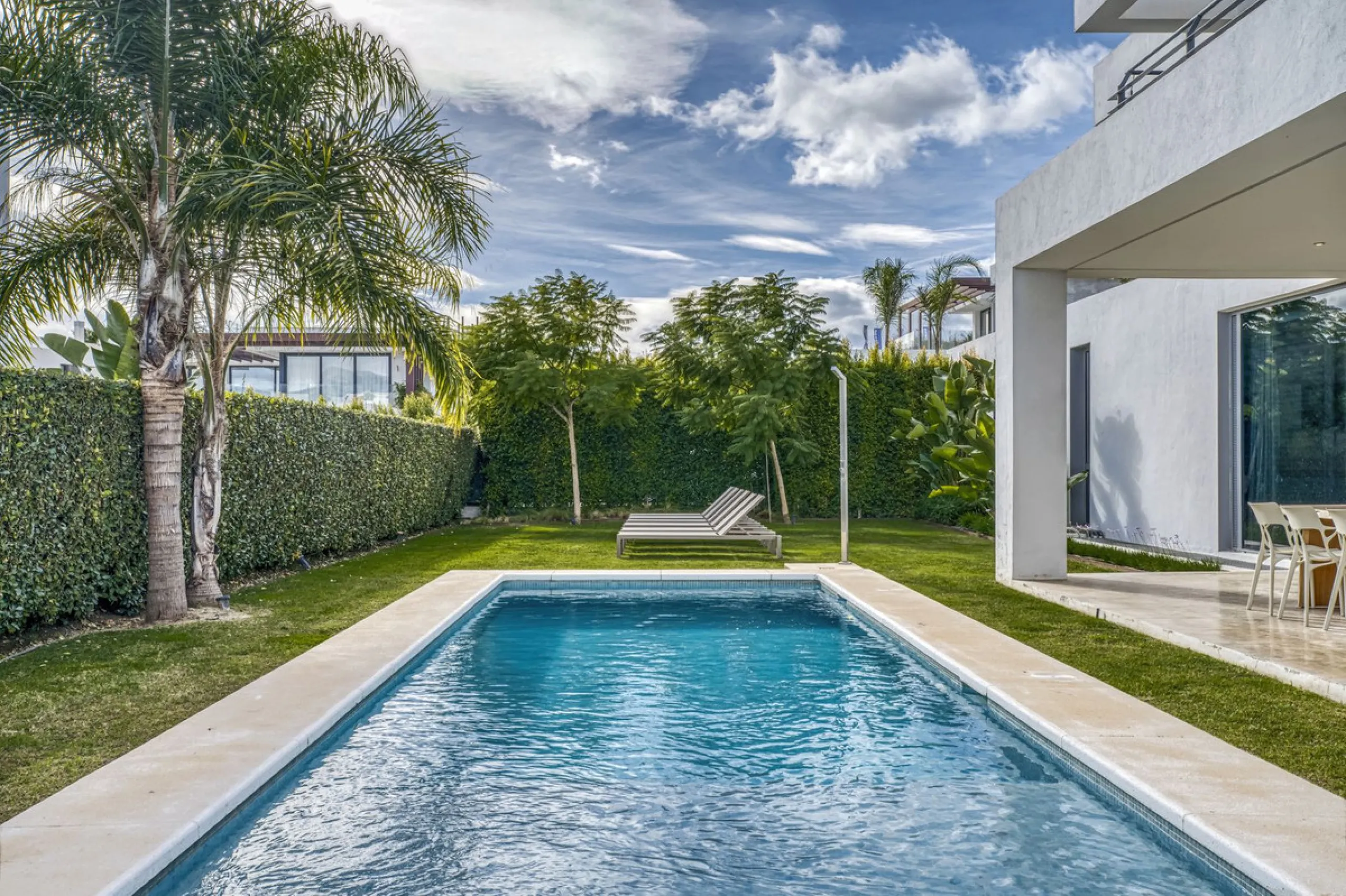 Love at first sight! Impeccable luxury detached villa in a top location. Situated between Marbella and Estepona, with the beaches of Costalita only 5mn away. The best hotel on the coast, Villa Padierna with its restaurants and 2000m2 spa, as well as some 