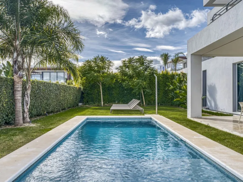 Love at first sight! Impeccable luxury detached villa in a top location. Situated between Marbella and Estepona, with the beaches of Costalita only 5mn away. The best hotel on the coast, Villa Padierna with its restaurants and 2000m2 spa, as well as some 