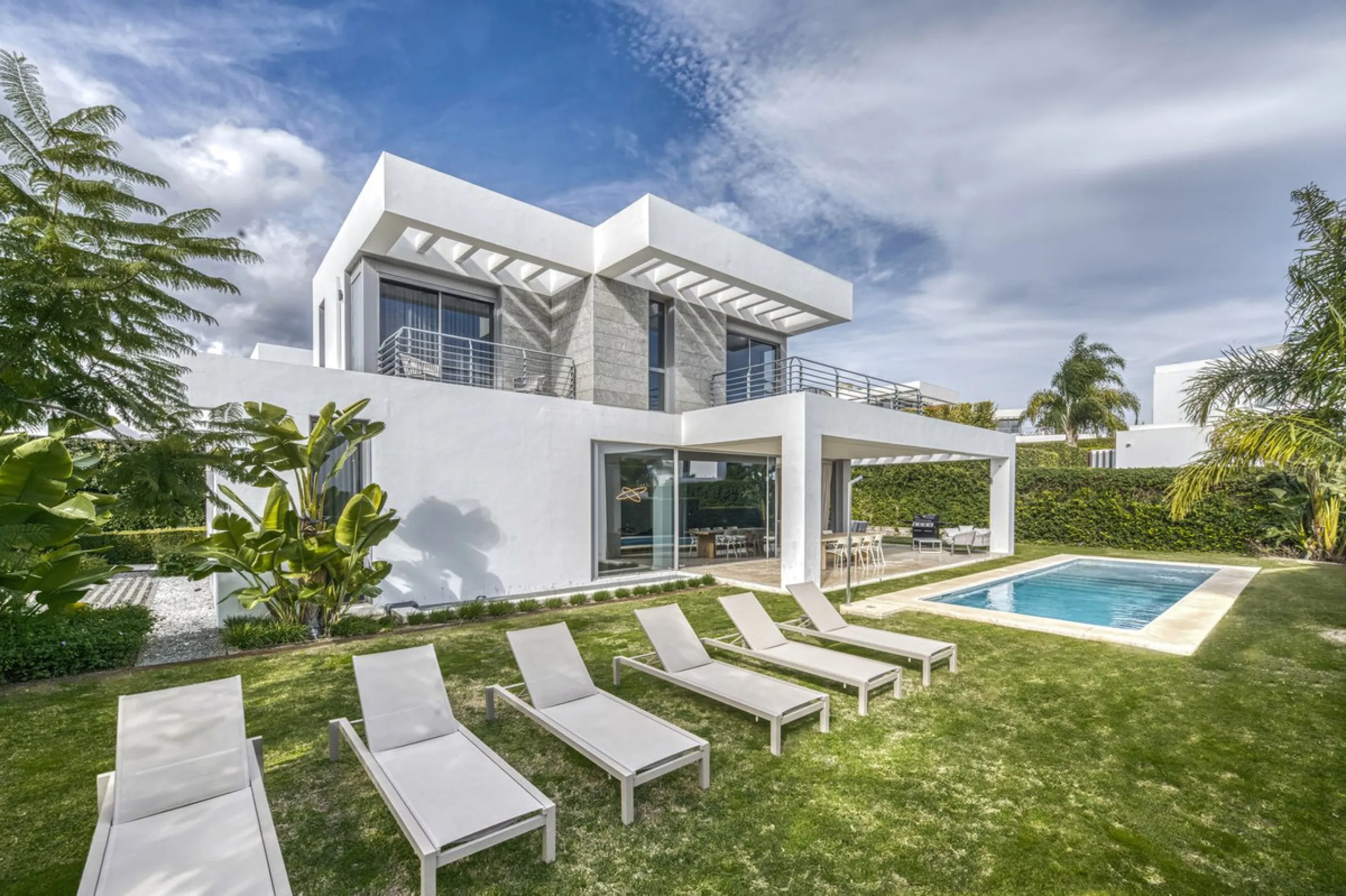 Love at first sight! Impeccable luxury detached villa in a top location. Situated between Marbella and Estepona, with the beaches of Costalita only 5mn away. The best hotel on the coast, Villa Padierna with its restaurants and 2000m2 spa, as well as some 