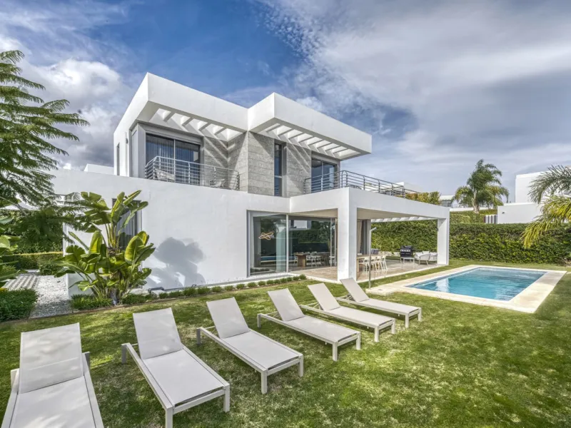 Love at first sight! Impeccable luxury detached villa in a top location. Situated between Marbella and Estepona, with the beaches of Costalita only 5mn away. The best hotel on the coast, Villa Padierna with its restaurants and 2000m2 spa, as well as some 